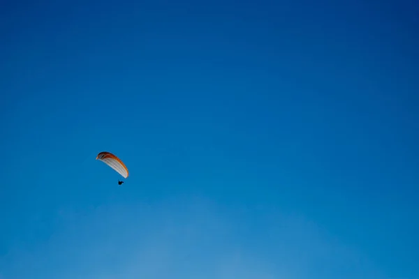 青空をバックにパラグライダー — ストック写真