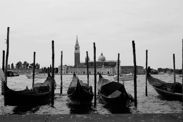 Fila di quattro gondole a Venezia Immagine Stock