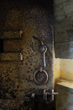 Bir yeraltı sığınağında noktası du, paslı eski ağır metal kapı 