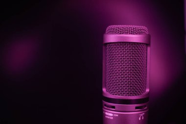 Siyah arkaplanda mikrofon