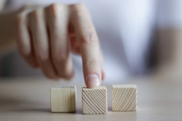 Mano Mujer Sosteniendo Pedazo Bloques Madera — Foto de Stock