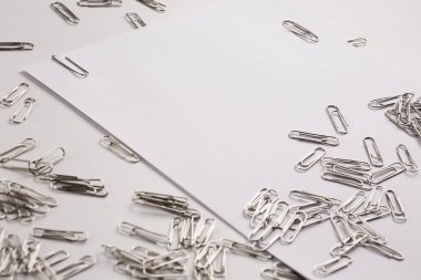 notları ve kağıt kırpmak için beyaz kağıdın