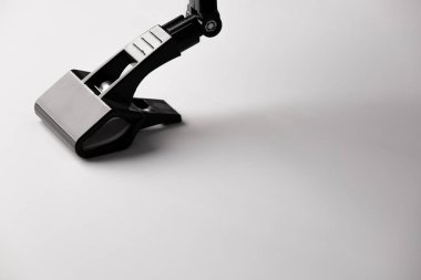 Beyaz arkaplanda izole edilmiş siyah tutucuyu kapat