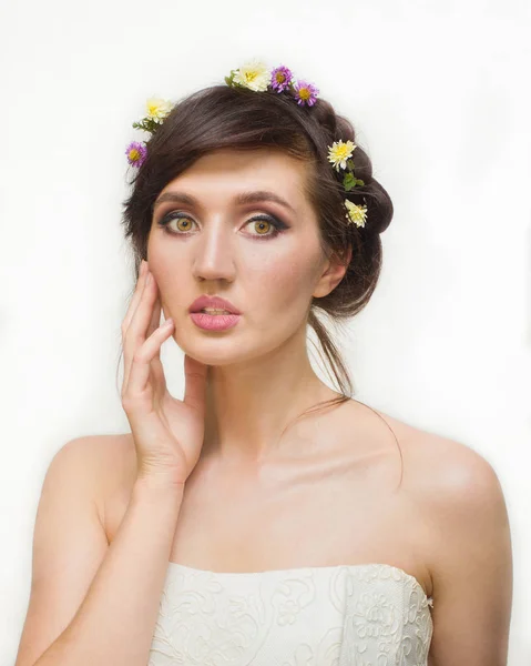 Pembe çiçek çelenk ile genç ve güzel kadın