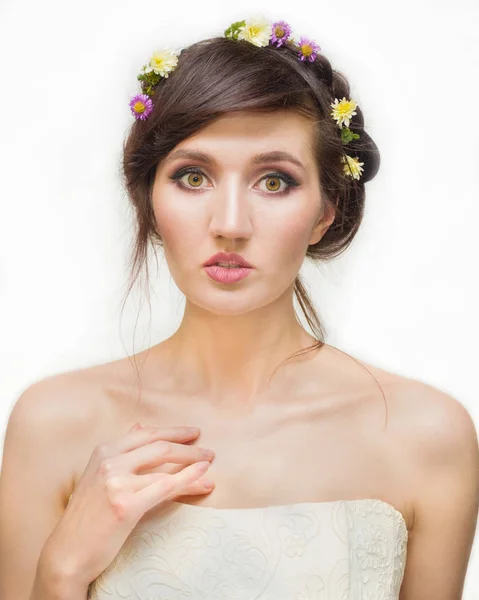 Pembe çiçek çelenk ile genç ve güzel kadın