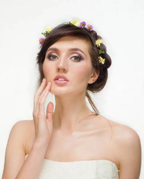 Pembe çiçek çelenk ile genç ve güzel kadın