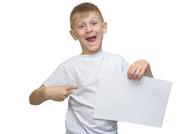 Menino loiro emocional em uma camisa branca com uma folha de papel cinza para anotações sobre um fundo branco — Fotografia de Stock