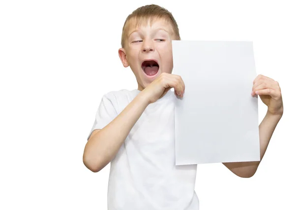 Sarışın çocukta duygusal beyaz bir arka plan üzerine notlar için gri kağıdın ile beyaz bir gömlek