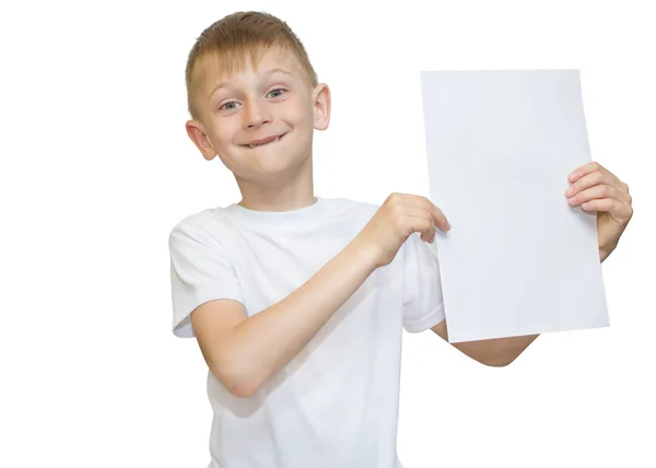 Sarışın çocukta duygusal beyaz bir arka plan üzerine notlar için gri kağıdın ile beyaz bir gömlek