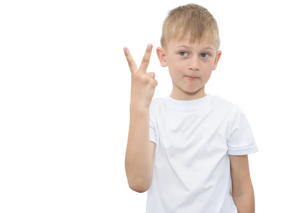 Sarışın çocukta duygusal beyaz bir arka plan üzerine notlar için gri kağıdın ile beyaz bir gömlek