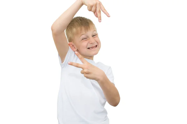 Sarışın çocukta duygusal beyaz bir arka plan üzerine notlar için gri kağıdın ile beyaz bir gömlek