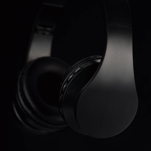 наушники черного устройства
