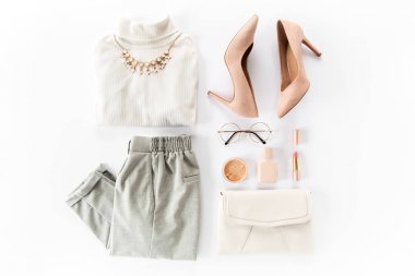 Kadın kıyafetleri ve aksesuarları beyaz arka planda. Modern ve gündelik kıyafetler. Moda, alışveriş ve makyaj konsepti. Düz yatış, üst görünüm. 