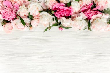Çerçeve çiçek pembe ve kırmızı peonies çiçek tomurcukları, dalları ve yaprakları Beyaz ahşap arka plan üzerinde izole yapılmış. Düz yatıyordu, en iyi görünüm. Çerçeve çiçek. Çiçek arka plan.