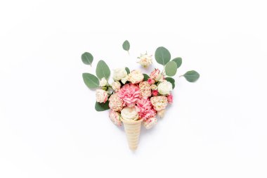 Dekoratif gözleme koni gül, karanfil ve okaliptüs yaprakları yapılır. Düz yatıyordu, en iyi görünüm. Valentine'nın arka plan. Çerçeve çiçek. 