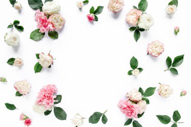 Gül ve karanfil, dalları, çiçek desenli beyaz bir arka plan üzerinde beyaz bir çerçeve dekore edilmiştir. Daire yatıyordu, en iyi görünüm. Sevgililer günü için arka plan. Çerçeve çiçek. Çerçeve çiçek.