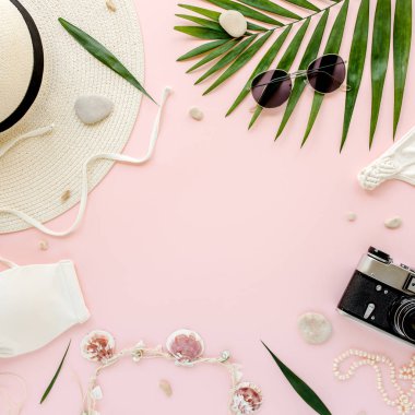 Seyahat aksesuarları, kadınlar yaz bikini Mayo ile metin için boş yer pembe arka plan ayarlayın. Seyahat tatil kavramı. Yaz arka plan. Yol çerçeve kümesi. Düz yatıyordu, en iyi görünümü. 