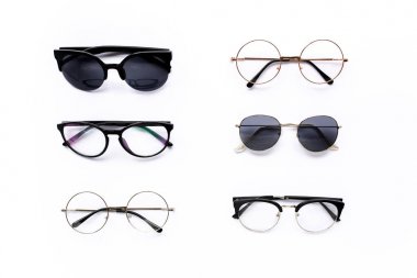 Beyaz arka planda kadın güneş gözlüğü. Düz yatış, üst görünüm. 