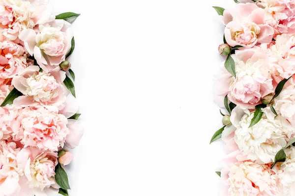 Virág Keretszegélyt Rózsaszín Bézs Színű Rügyek Pünkösdi Rózsa Csokor Fehér — Stock Fotó