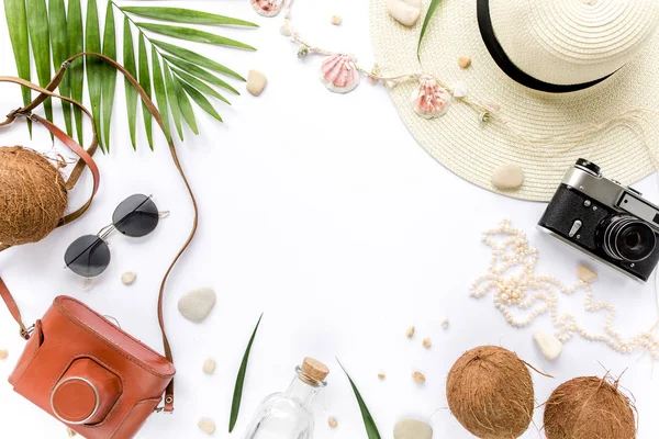旅行附件 热带棕榈叶分枝白色背景 空白文字空间 旅行度假的概念 夏天的背景设置公路框架 平躺在地上 俯瞰四周 — 图库照片