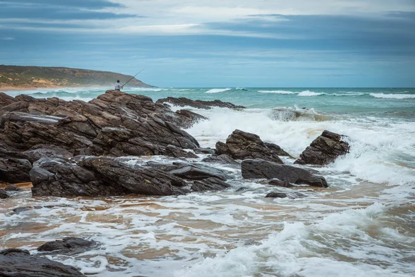 Pesca em Rocky praia tempestade Austrália costa paisagem — Fotografia de Stock