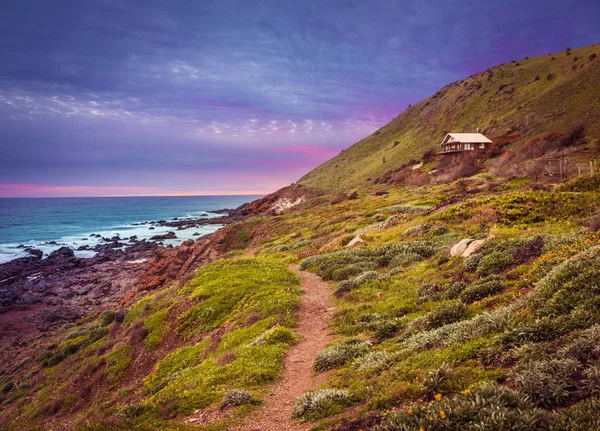 Rural Litoral Australiano Paisagem Side Hill House ao pôr do sol — Fotografia de Stock