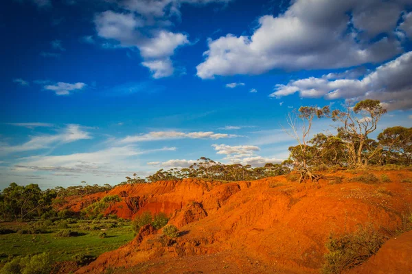 Κόκκινο τράπεζες γραφική Αυστραλιανό Outback Αγροτικού τοπίου — Φωτογραφία Αρχείου