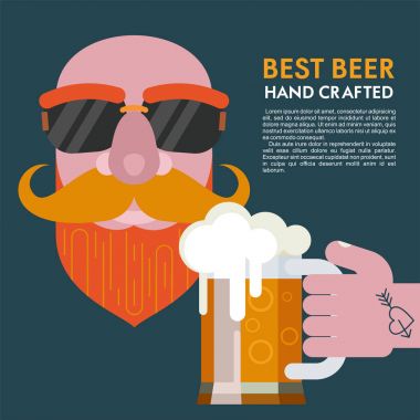 Güneş gözlüğü ve bir kupa bira dövmeli elinde bir sakallı kel bir adam. En iyi bira el hazırlanmış. Metin için yer ile vektör çizim.