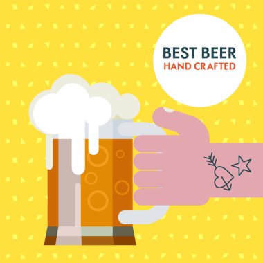 Bir bardak bira tutan bir dövme ile kol. En iyi bira. Renkli afiş reklam bira.