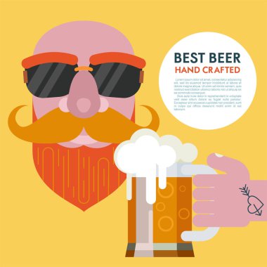 En iyi bira el hazırlanmış. Güneş gözlüğü ve bir kupa bira dövmeli elinde bir sakallı kel bir adam. Metin için yer ile vektör çizim.