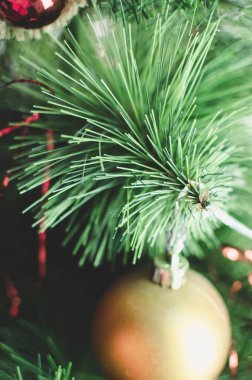 Yeni yıl arka plan olduğunu. Noel ağacına asılı topları.