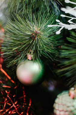 Yeni yıl arka plan olduğunu. Noel ağacına asılı topları.