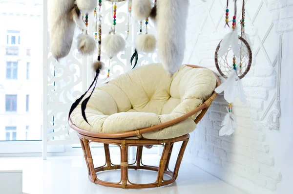 Rattan sandalye ve dream catcher.
