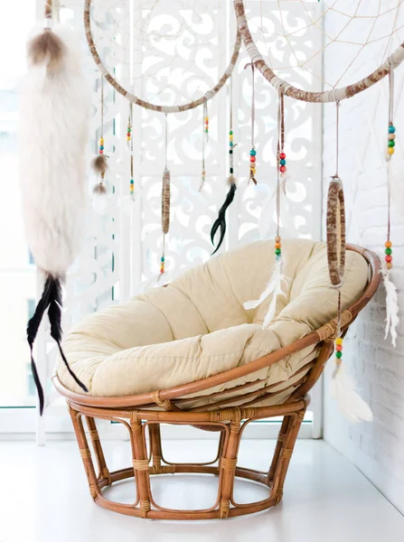 Rattan sandalye ve dream catcher.