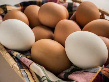 bir tabloda bir hasır sepet yumurta.