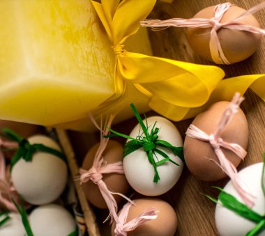 Paskalya kompozisyon. Mum ve yumurta.