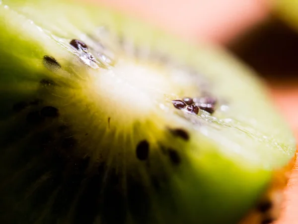 Pokroić na kawałki kiwi makro. Kiwi, pokroić w plasterki — Zdjęcie stockowe