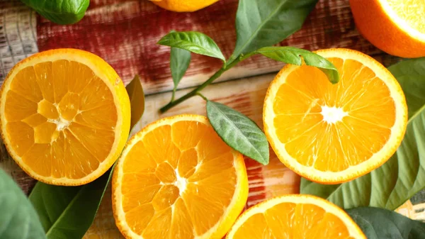 Narenciye mutfakta. Portakal suyu hazırlanması için malzemeler