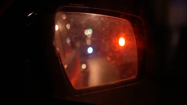 Tung trafik återspeglar i spegeln av natt — Stockfoto