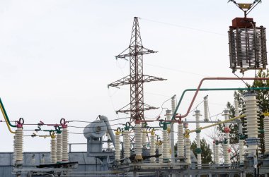 Yüksek gerilim elektrik alt istasyonlar 330 kv kış zamanı