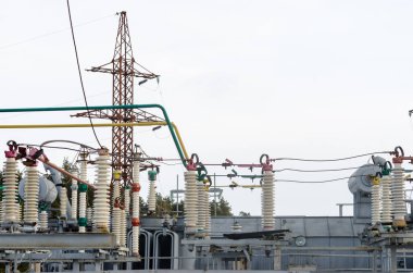 Yüksek gerilim elektrik alt istasyonlar 330 kv kış zamanı