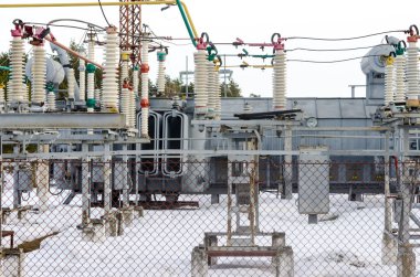 Yüksek gerilim elektrik alt istasyonlar 330 kv kış zamanı