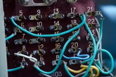 Modüler Kontaktörler, kablo kanal ve tel sayısı. Tel kablo kanal koydu ve modüler Kontaktörler elektrik kabine bağlı.