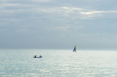 Sakin deniz okyanus ve mavi gökyüzü arka plan