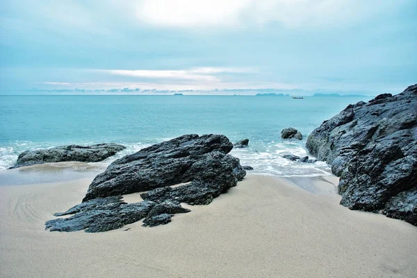 Costa Oceano Com Pedras Mar Andamant Tailândia — Fotografia de Stock