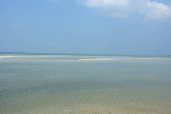 Mar Calmo Oceano Céu Azul Fundo — Fotografia de Stock