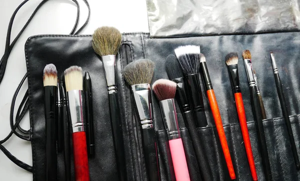 Juego de pinceles para maquillaje en la mesa — Foto de Stock