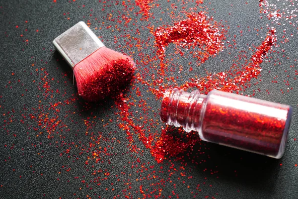 Tinsel rojo esparcido en una mesa gris. La industria de la belleza . — Foto de Stock