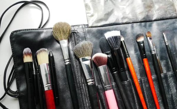 Juego de pinceles para maquillaje en la mesa — Foto de Stock