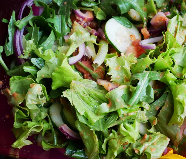 Groente salade in een bord. Gezonde voeding. — Stockfoto